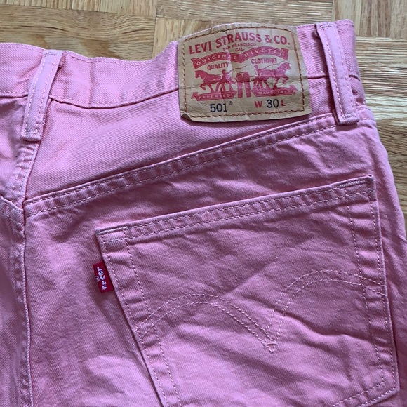 Pink denim Levi’s shorts - Picture 3 of 3